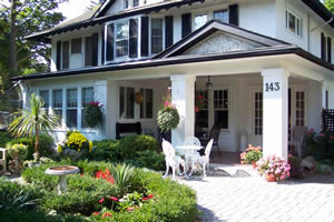 BERNARD GRAY HALL BED AND BREAKFAST a Bed and Breakfast in Niagara-on-the-Lake.  Walk to theatres, shops, and dining, one block from Prince of Wales Hotel